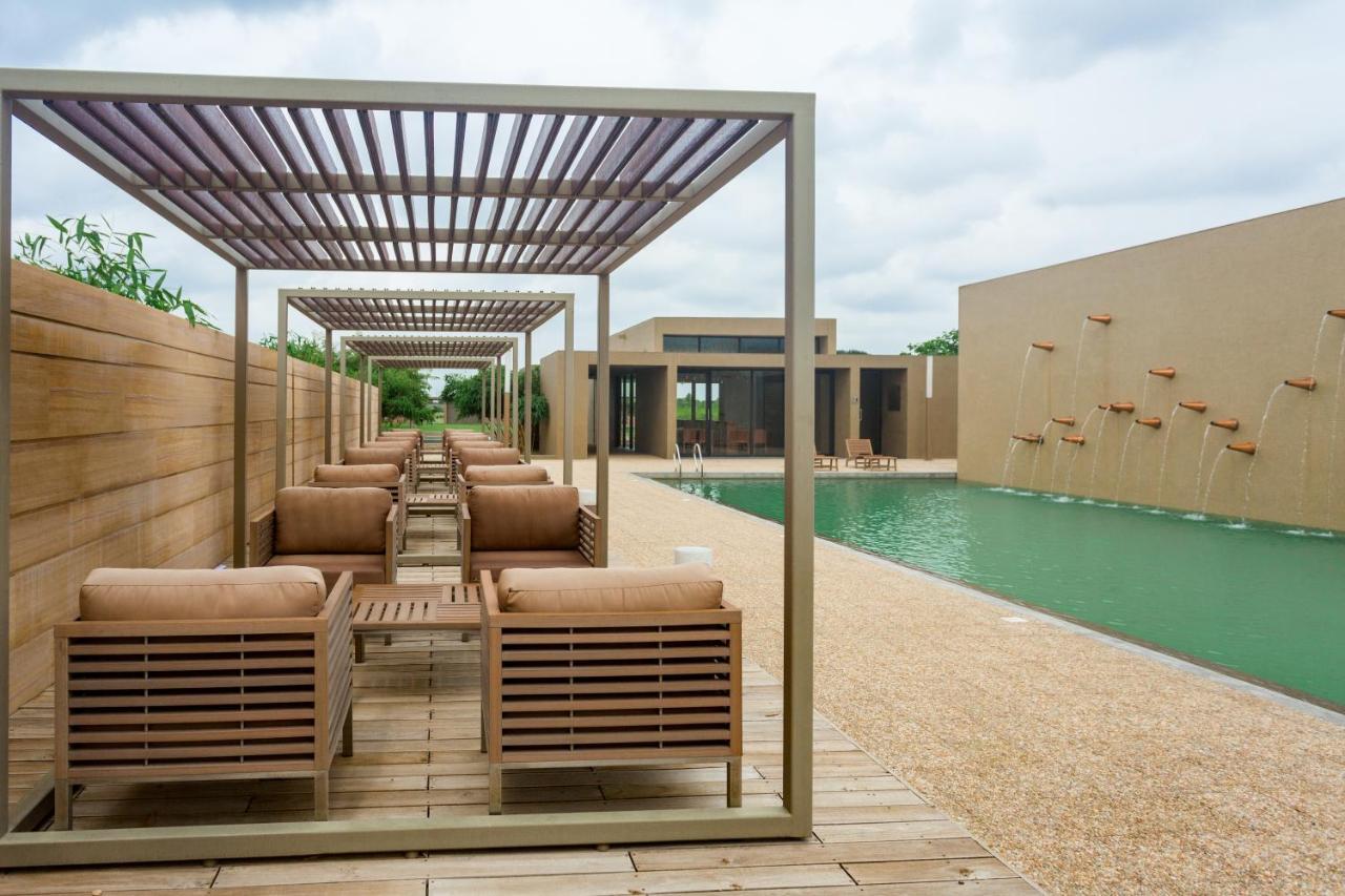 Life At Repose- Lake Villas Resort & Club Chor Warodra Экстерьер фото